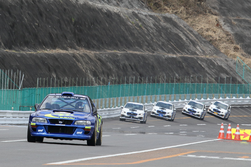 高速周回路ではこんな一幕も。先導する青いマシンをドライブするのはもちろん新井敏弘選手だ