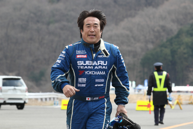 ちなみにこの日の新井選手は大忙しで、次のプログラムへ急ぐこんな姿も……