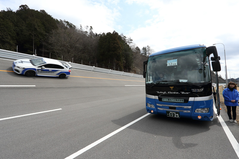 高速周回路をバスで走行している最中にも、最上段をWRXが疾走している