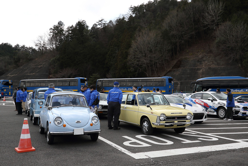 こちらは「動く博物館」と称された同乗デモ走行プログラム。もっとも古いサンバーライトバンは昭和39年のモデルだ