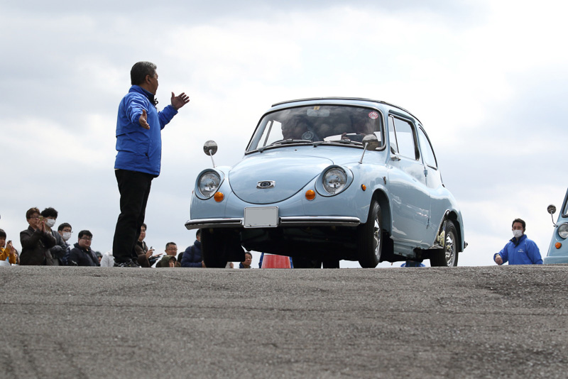 こちらは「動く博物館」と称された同乗デモ走行プログラム。もっとも古いサンバーライトバンは昭和39年のモデルだ