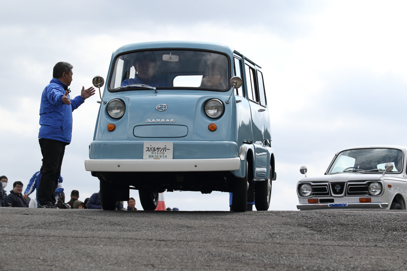 こちらは「動く博物館」と称された同乗デモ走行プログラム。もっとも古いサンバーライトバンは昭和39年のモデルだ