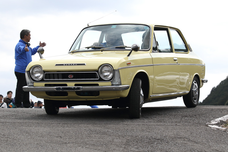 こちらは「動く博物館」と称された同乗デモ走行プログラム。もっとも古いサンバーライトバンは昭和39年のモデルだ