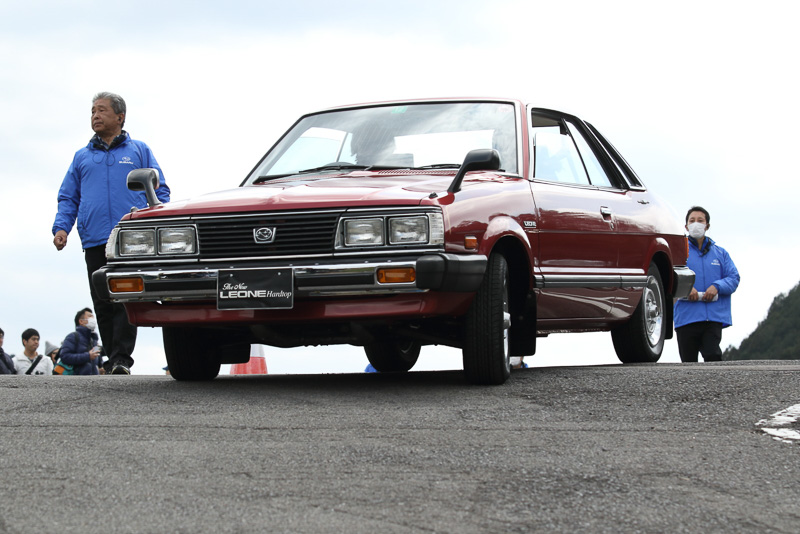 こちらは「動く博物館」と称された同乗デモ走行プログラム。もっとも古いサンバーライトバンは昭和39年のモデルだ