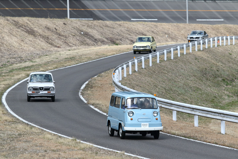こちらは「動く博物館」と称された同乗デモ走行プログラム。もっとも古いサンバーライトバンは昭和39年のモデルだ