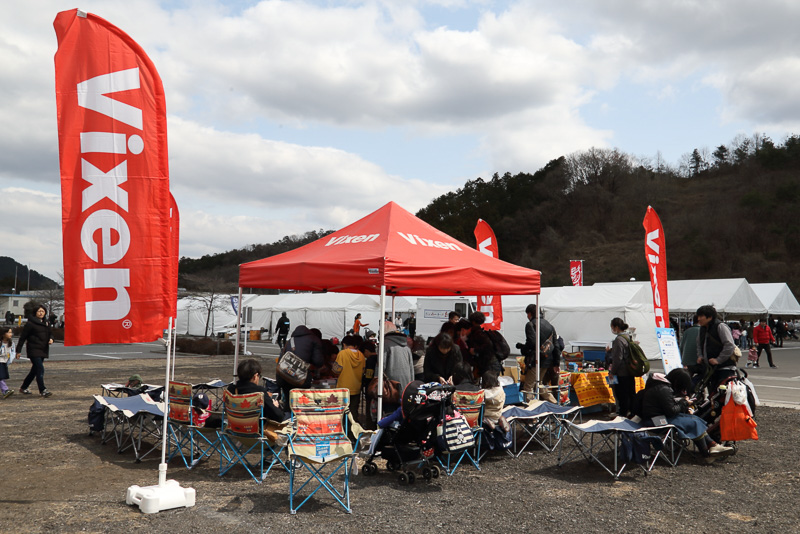 「SUBARU ACTIVE LIFE SQUARE」のコーナーや地元の飲食店の出店コーナー。会場で焼かれていた川魚は、このテストコースからほど近い旗川で獲れたイワナやニジマスだそうだ