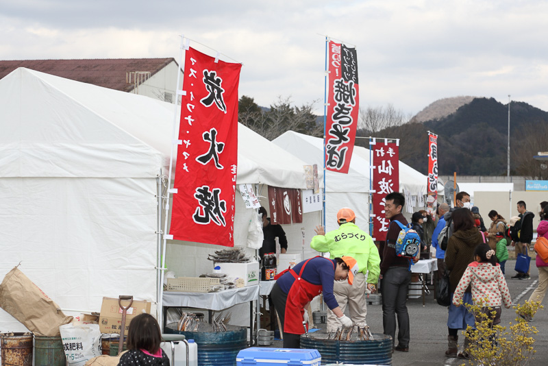 「SUBARU ACTIVE LIFE SQUARE」のコーナーや地元の飲食店の出店コーナー。会場で焼かれていた川魚は、このテストコースからほど近い旗川で獲れたイワナやニジマスだそうだ