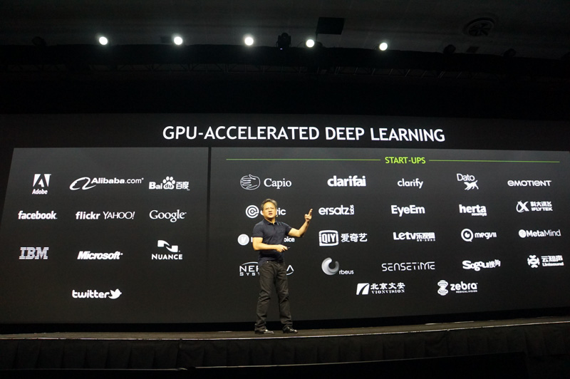 2015年GTC基調講演でのフアン氏。後半は革ジャンを脱ぎ捨てポロシャツ姿に、やはり黒だ……