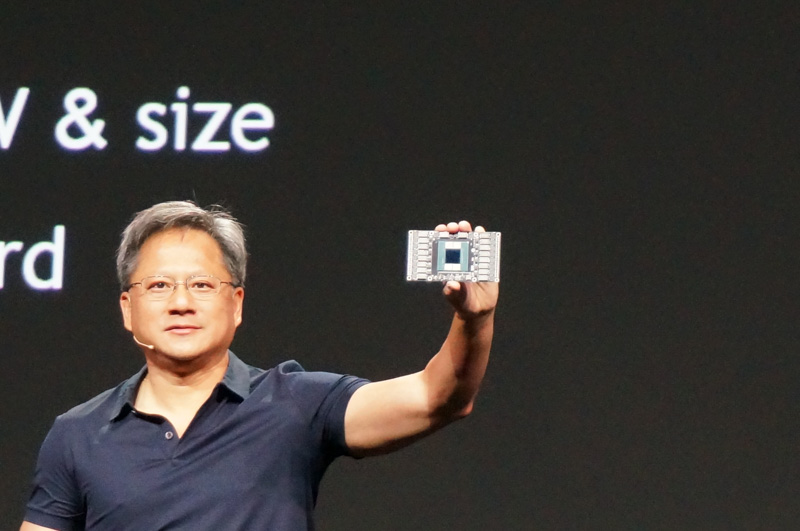 2014年GTC基調講演でのフアン氏、この時は最初から最後まで紺色のポロシャツだった……