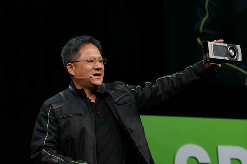 2013年GTC基調講演でのフアン氏、この時は革かどうかは確認できないジャンパーだった。緑のストライプ入り