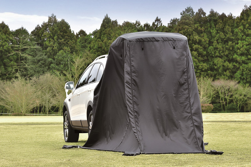 リアゲートをルーフとして利用し、高さのあるスペースでウエア類などの着替えなどにも利用できる「専用バックドア用テント」