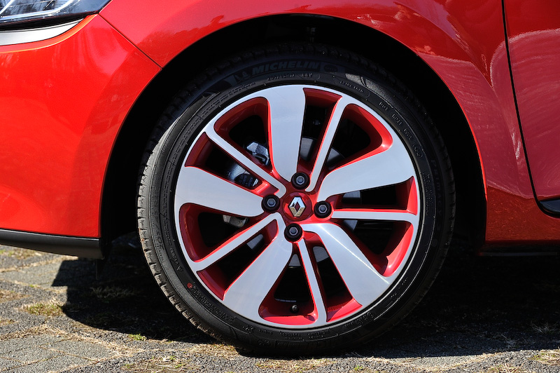 インテンスでは17インチアロイホイールを標準装備（タイヤサイズ：205/45 R17）