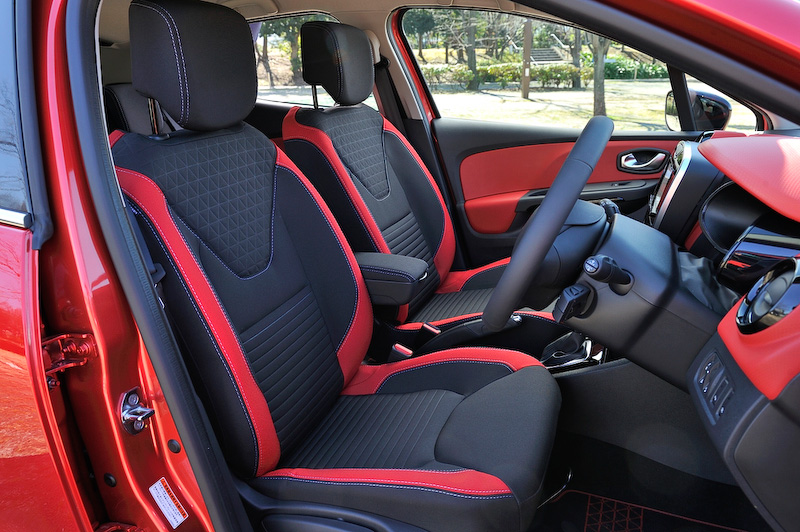 インテンスでは、シート両サイドにインテリアカラーに対応するカラーラインが入る新デザインに変更。ステアリングホイールはルーテシア GTと同形状のものが与えられた。そのほかセンターコンソールパネルには走行レポート、Ecoスコアリング、Ecoコーチングの3機能を持つ「ドライビングEco2機能」が追加されている