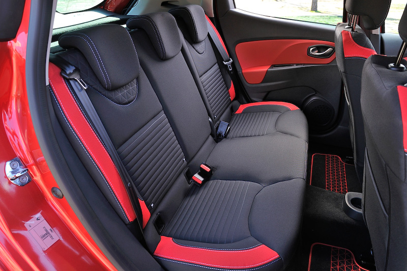 インテンスでは、シート両サイドにインテリアカラーに対応するカラーラインが入る新デザインに変更。ステアリングホイールはルーテシア GTと同形状のものが与えられた。そのほかセンターコンソールパネルには走行レポート、Ecoスコアリング、Ecoコーチングの3機能を持つ「ドライビングEco2機能」が追加されている