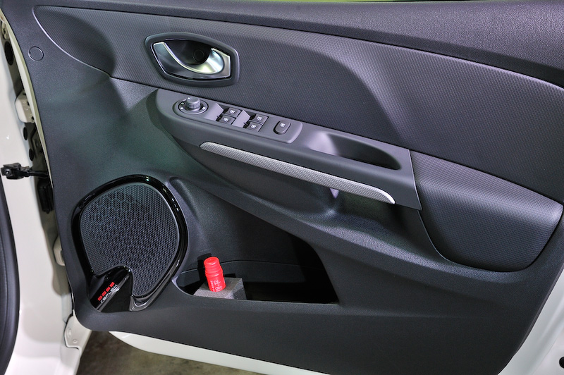 こちらは試乗会会場に展示してあったルーテシアの30台限定車「アイコニック」。インテンスをベースにパリのモードをアイコンとして取り入れたモデルとなっており、ルーフとドアミラーにクチュールの縫製をイメージした「クチュール デカール」を配した。インテリアでは白いステッチを採用するレザーシート、エアコンベゼル、ドアトリムフィニッシャーなどが専用となっている。価格は244万円