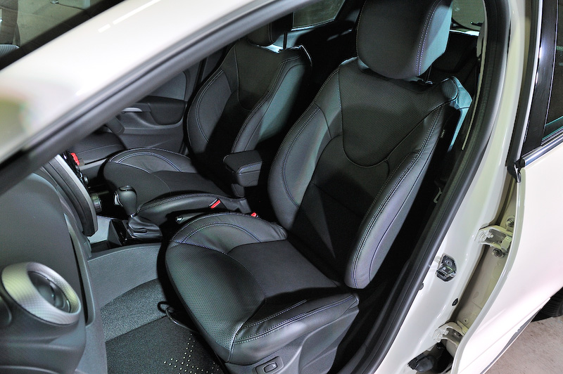 こちらは試乗会会場に展示してあったルーテシアの30台限定車「アイコニック」。インテンスをベースにパリのモードをアイコンとして取り入れたモデルとなっており、ルーフとドアミラーにクチュールの縫製をイメージした「クチュール デカール」を配した。インテリアでは白いステッチを採用するレザーシート、エアコンベゼル、ドアトリムフィニッシャーなどが専用となっている。価格は244万円