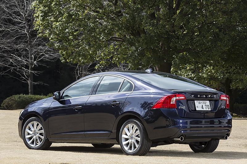 「S60 T3 SE」。ボディサイズは4635×1845×1480mm（全長×全幅×全高）でホイールベースは2755mm。ボディカラーはメーカーオプションの「マジックブルーメタリック」