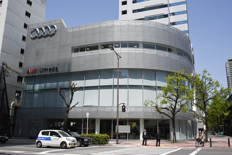 大阪の繁華街“キタ”に立地する「アウディ 梅田」