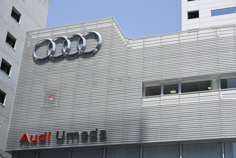 アウディの最新のショールームデザイン「ターミナルコンセプト」に基づいて作られている