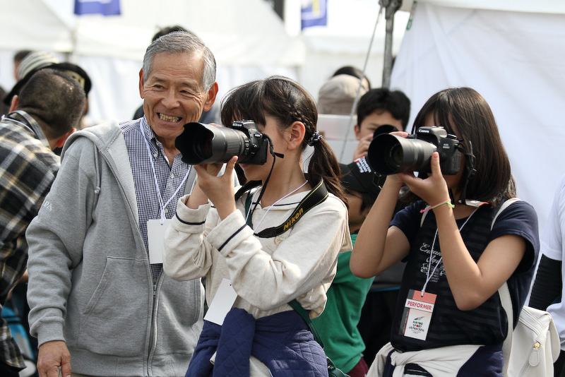 至近距離で感じる生の迫力と慣れない望遠レンズで見るファインダー越しの新鮮な風景に、参加者は夢中でシャッターを切っていた