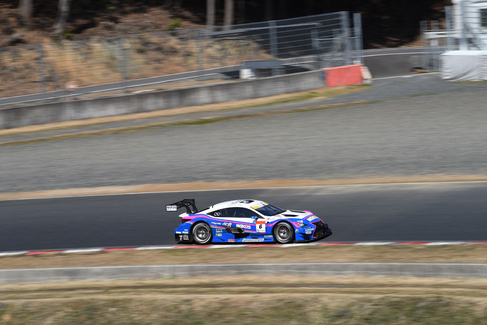 同じポイントから撮影したカットで左が200mm、右が500mm。2.5倍に抑えられたとはいえその画角はこれだけ違う