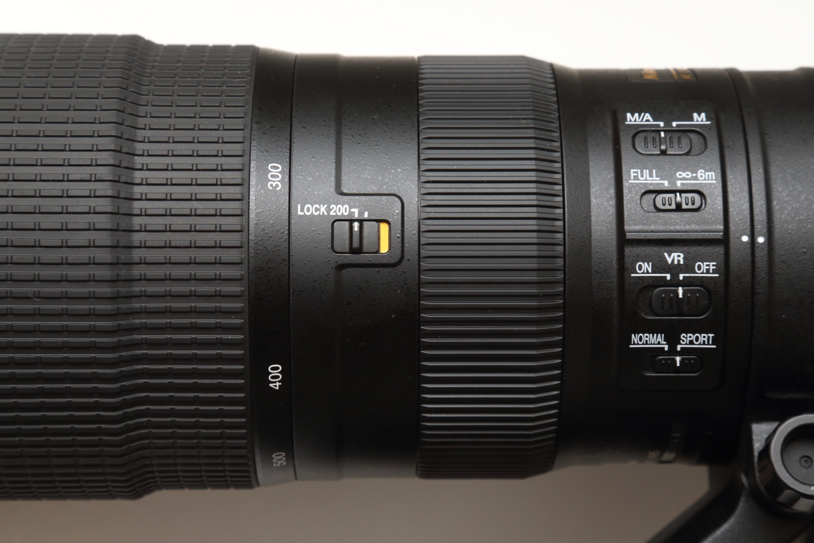 200mm側で固定されるズームロックスイッチがあるが筆者は撮影時、収納時ともに使うことがなかった