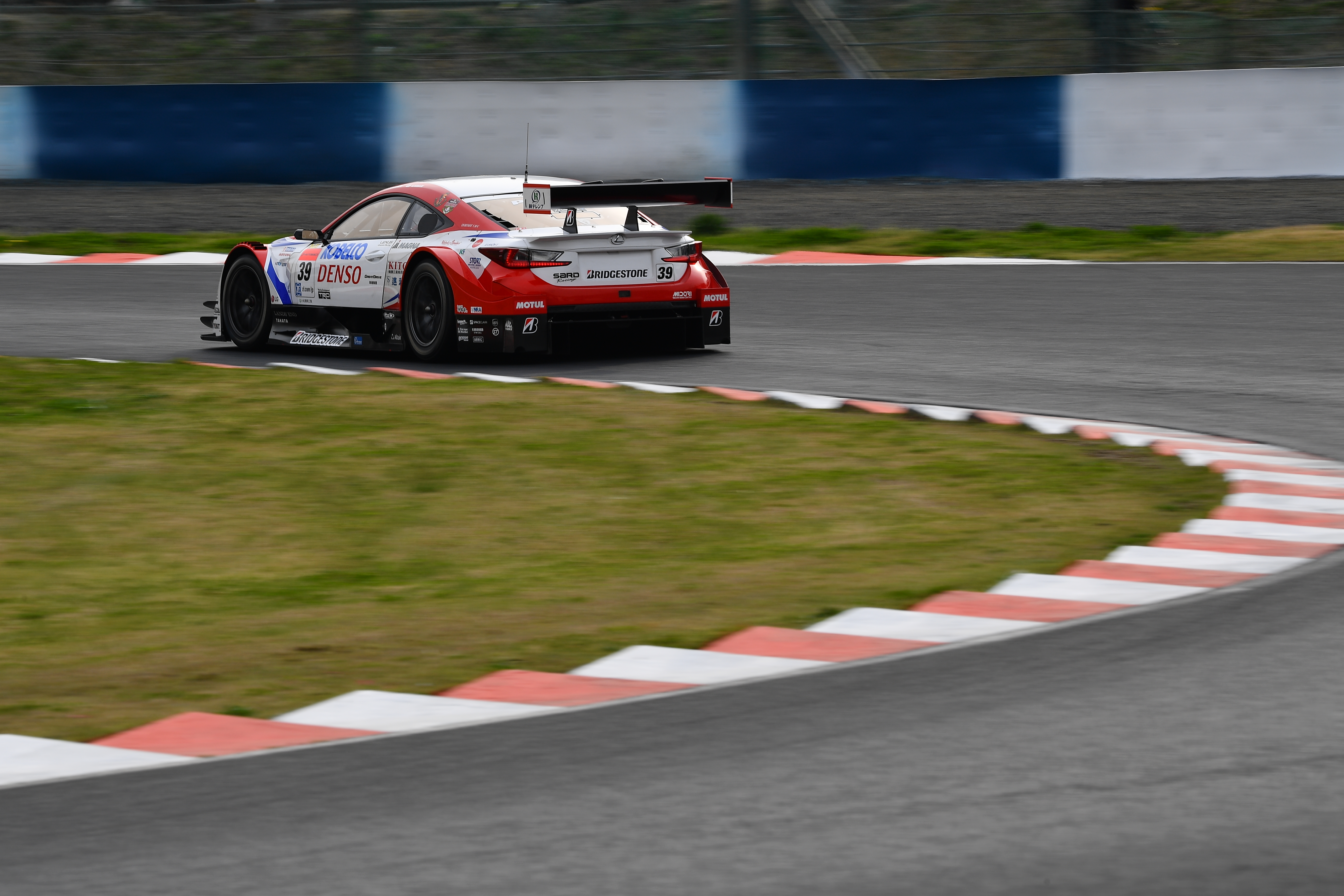 【Nikon D5 オリジナル画像】逃げる被写体に対して、まったく不安を感じない見事なAF追従性だ