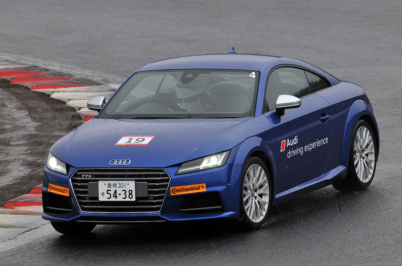 プログラムには「TT」の高性能版「TTS」で参加。ボディーサイズは4190×1830×1370mm（全長×全幅×全高）。パワートレーンは直列4気筒DOHC 2.0リッター直噴ターボエンジンに6速DCT（6速Sトロニック）を組み合わせ、4輪を駆動。最高出力は210kW（286PS）/5300-6200rpm、最大トルクは380Nm（38.8kgm）/1800-5200rpmを発生