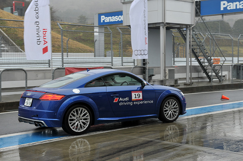 プログラムには「TT」の高性能版「TTS」で参加。ボディーサイズは4190×1830×1370mm（全長×全幅×全高）。パワートレーンは直列4気筒DOHC 2.0リッター直噴ターボエンジンに6速DCT（6速Sトロニック）を組み合わせ、4輪を駆動。最高出力は210kW（286PS）/5300-6200rpm、最大トルクは380Nm（38.8kgm）/1800-5200rpmを発生