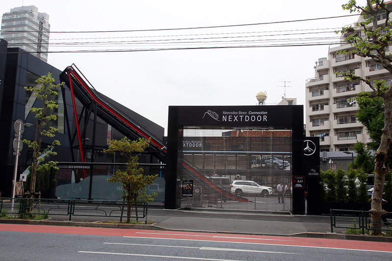 東京都港区六本木 7-3-10にあるメルセデス・ベンツ コネクションの横に「SUVエクスペリエンス」の会場となるメルセデス・ベンツ コネクション ネクストドアはある。ゴールデンウィークに向けてフードメニューに新作も登場するので、連休の予定に組み込んでみてはいかがだろうか