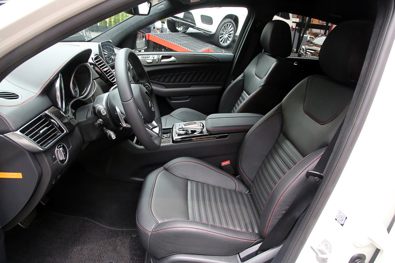 ルーフラインが特徴的なGLE クーペ。それだけに後席スペースやラゲッジ容量を気にする人もいるだろうが、このクラスのSUVだけにそこも十分考えられていて、後席に座っても頭上からの圧迫感を覚えることはなかった。前席をドライビングポジションにセットしても後席の足下には余裕があるし、その後席を使う状態でもゴルフバッグを3つ積める。写真はメルセデスAMG GLE 63 S 4MATICクーペのもの