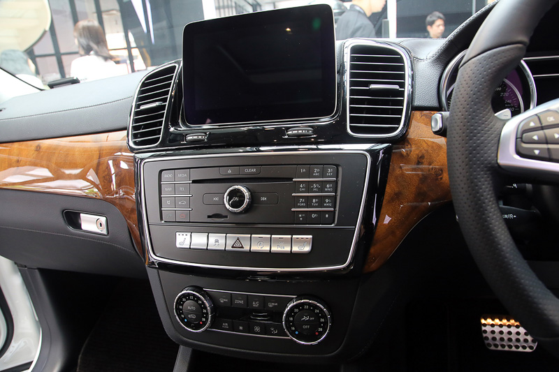 COMANDシステムを搭載。モニターには360度カメラシステムの映像や、縦列駐車や並列駐車のアシストを行なうアクティブパーキング機能などのセレクト画面が表示される。センターコンソールにはリッド付きのカップホルダーを用意