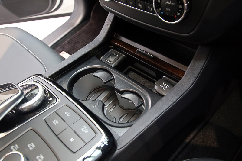 COMANDシステムを搭載。モニターには360度カメラシステムの映像や、縦列駐車や並列駐車のアシストを行なうアクティブパーキング機能などのセレクト画面が表示される。センターコンソールにはリッド付きのカップホルダーを用意