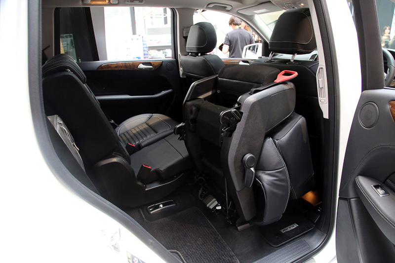 2列目リアシートは分割可倒式。バックレスト上部にあるスイッチを押すと自動的に折り畳まれる