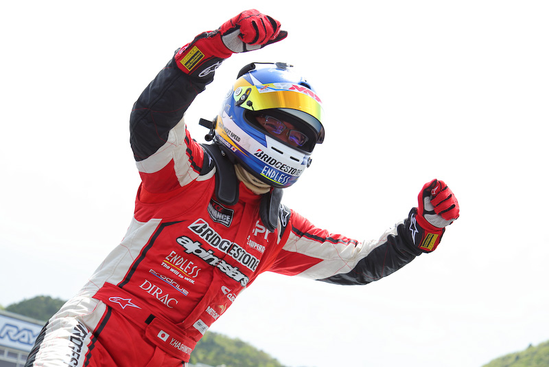 23戦目でのうれしい初優勝。なのでオッサンの写真多めに掲載することをお許しください