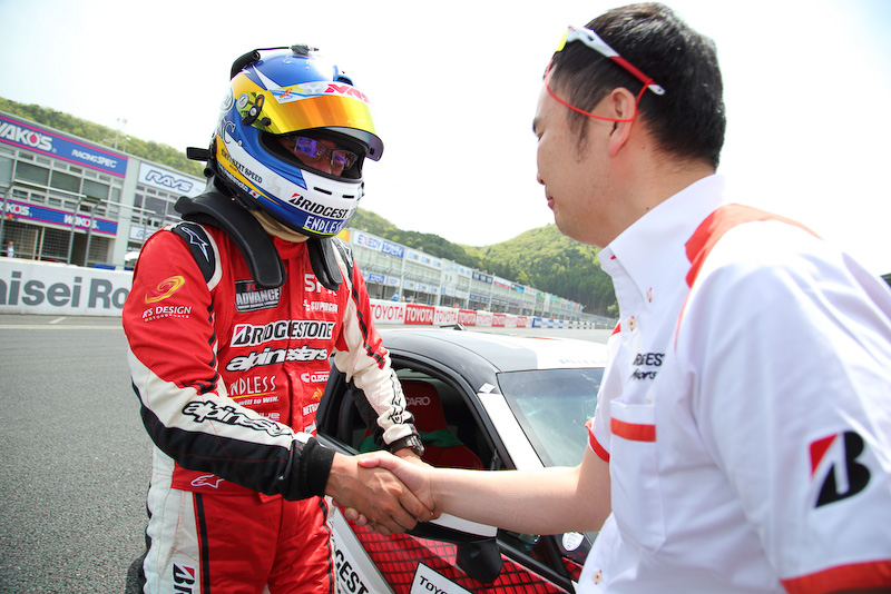 23戦目でのうれしい初優勝。なのでオッサンの写真多めに掲載することをお許しください