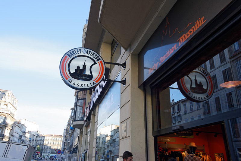 店内には大量のハーレーが展示されている