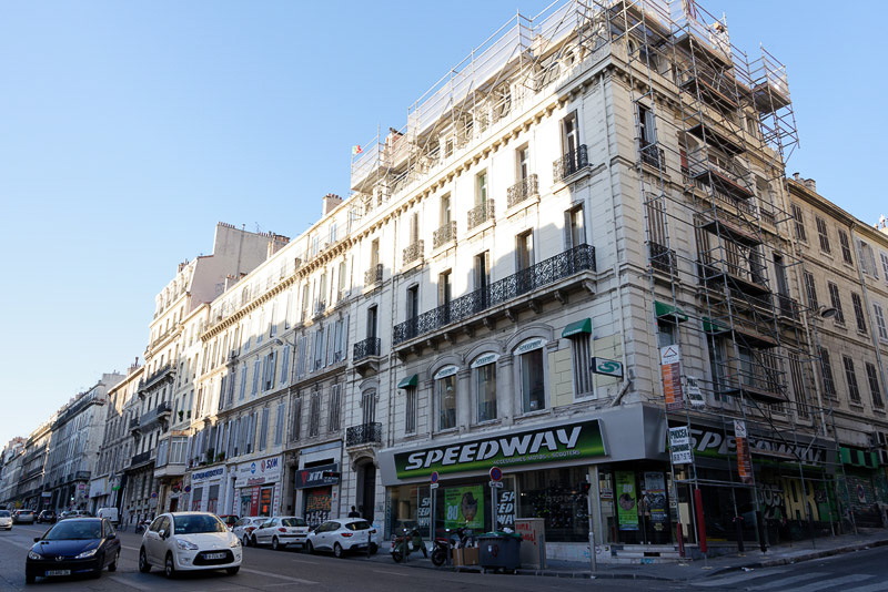 店舗前の通り沿いにはオートバイ関連ショップが建ち並ぶ