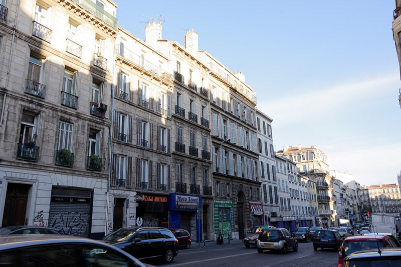 店舗前の通り沿いにはオートバイ関連ショップが建ち並ぶ