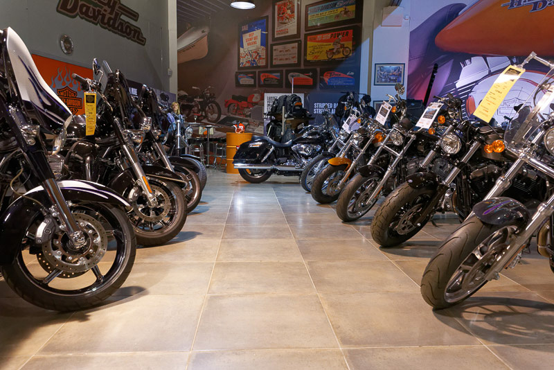 店内には大量のハーレーが展示されている