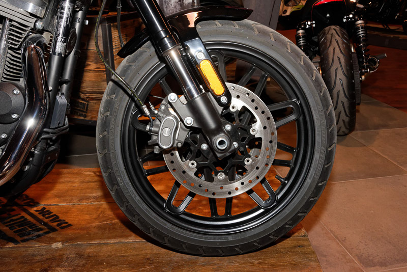 ホイールのスポークは左右方向から互い違いにクロスさせたユニークなデザイン