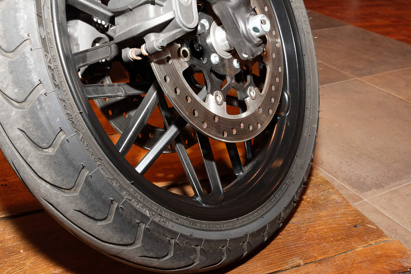 ホイールのスポークは左右方向から互い違いにクロスさせたユニークなデザイン