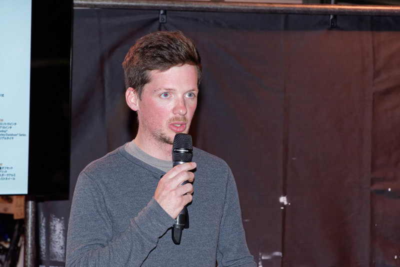 ロードスターのデザインコンセプトについて説明する同社インダストリアルデザイナーのベン・マクギネリー氏