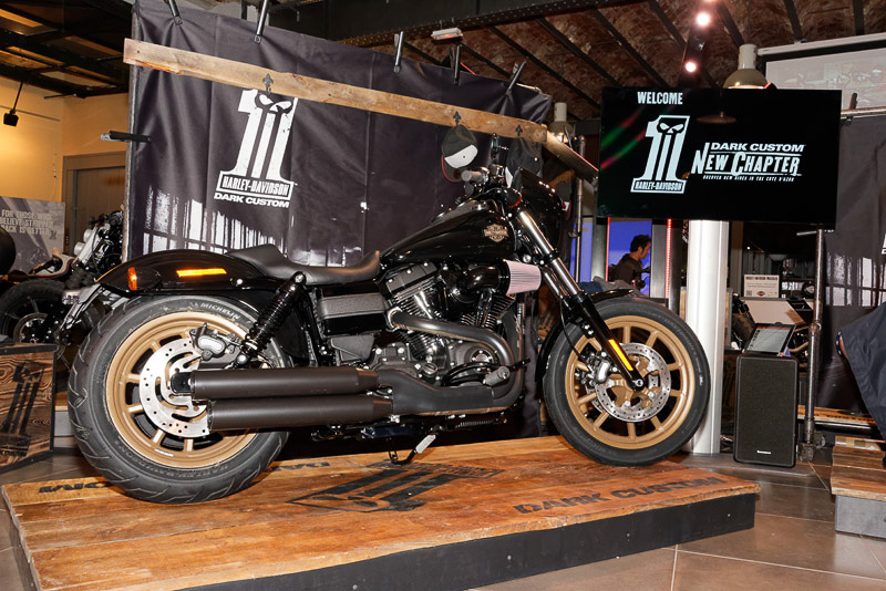 日本でも発売が開始した2016年モデルの「ローライダーS」もDARK CUSTOMのラインアップの1つ。マルセイユ店でロードスターとともに紹介された。日本国内モデルは日本への出荷割り当て分がすでに完売している