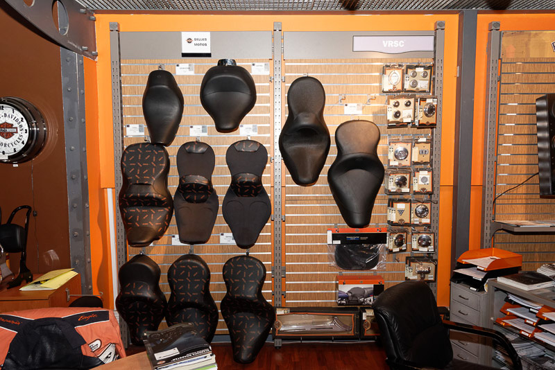 マルセイユ店には豊富なカスタムパーツが展示されていた