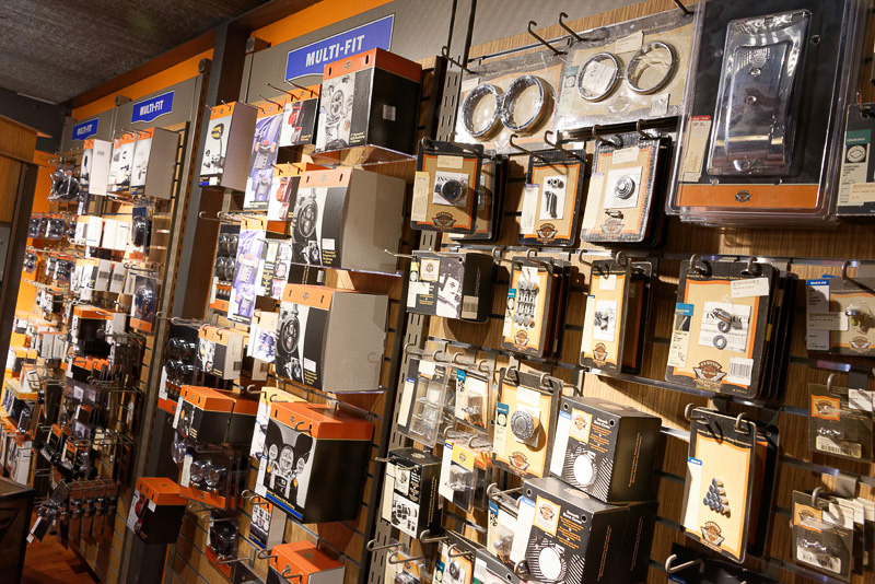 マルセイユ店には豊富なカスタムパーツが展示されていた