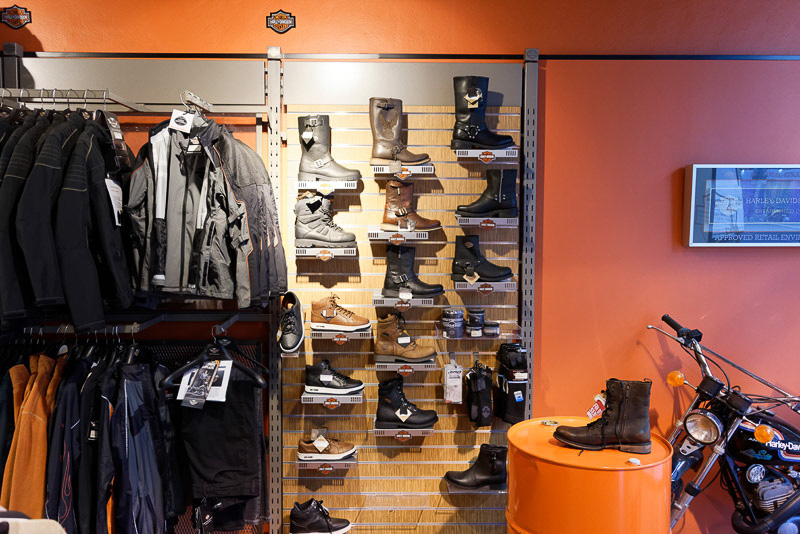 ライディングギアやアクセサリー等も販売している
