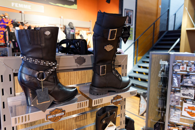 ライディングギアやアクセサリー等も販売している