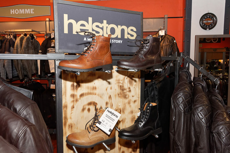 ライディングギアやアクセサリー等も販売している