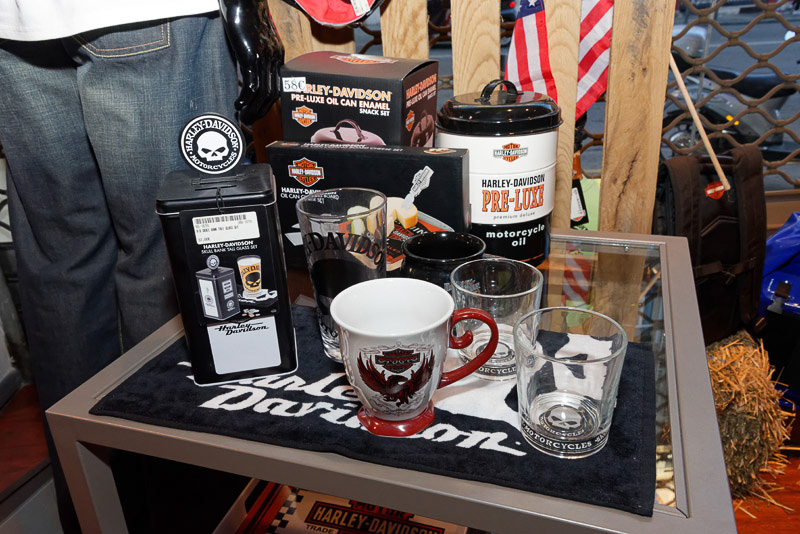 ライディングギアやアクセサリー等も販売している